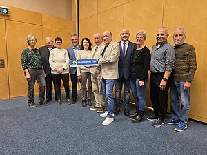 Foto v. Li n. Re. Enne Ingrid SF, Kirchweger Karl BO, Grabner Gerlinde Vorst., Sommer Hans LGF, Vzbgm Aigner Gerlinde Finanzref., Gulz Alois Obmann, Krammer Herbert OStv, Bgm Jäger Otto, Gulz Hillde Vorst , Grabner Josef OStv , Riedler Günter Vorst