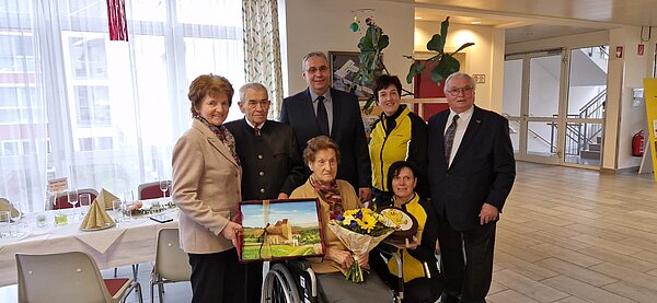 vorne Domeyer Josefine, von links Wagner Reutner Margareta u. Nagl Josef von den Senioren Pöggstall, Bürgermeister Hahn Helmut, vom Hilfswerk Olbrich Andrea, Engl Franz, Agnes Kielbeck.