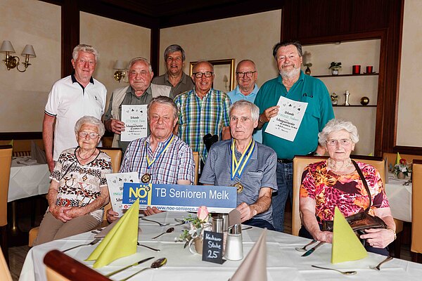 v.l.n.r.: sitzend: Schmoll Hermine, Preleutner Leopold (3.), Schrattenholzer Johann (1., 2. 4. u. 8.) und Anna Kirchweger. Stehend: Teilbezirksobmann Grubhofer August, Steiner Franz, Neumayer Eduard (7.), Rath Rudolf (6.), Lechner Gernot (Organisation) und Farago Andreas (5.).