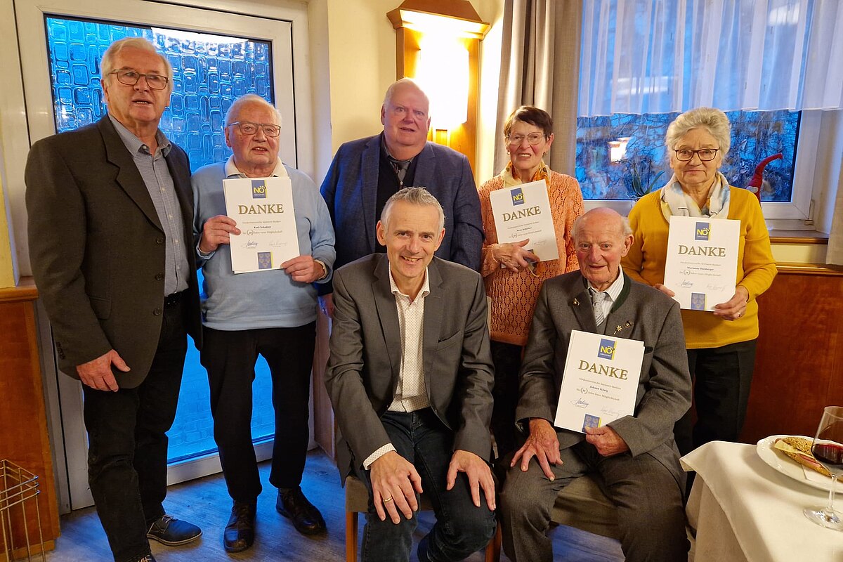 IMG-20231211-WA0001.jpg Vorne: Bgm DI Martin Leonhardsberger, Johann König. 2. Reihe: Obmann Franz Streimetweger, Karl Schadner, BO Karl Kirchweger, Anna Schadner, Marianne Hiesberger.