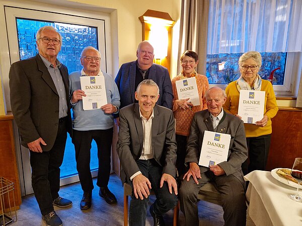 Vorne: Bgm DI Martin Leonhardsberger, Johann König. 2. Reihe: Obmann Franz Streimetweger, Karl Schadner, BO Karl Kirchweger, Anna Schadner, Marianne Hiesberger.