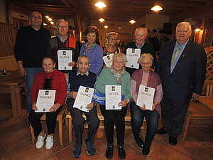 vorne sitzend Gierer Berta, Nagl Josef, Schmid Theresia, Zainzinger Paula, hinten Bürgermeister Hahn Helmut, Gierer Anton, Obfrau Wagner Reutner Grete, Grüneis Hilda, Zainzinger Josef und Bezirksobmann Kirchweger Karl.
