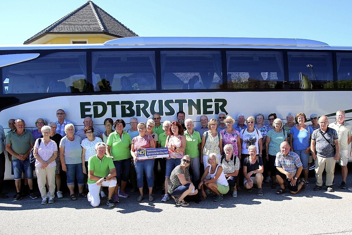 01_Unseren_SeniorInnen_mit_Bus.jpg